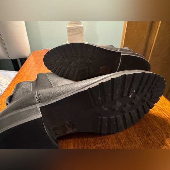 WhiteHouse Black Market Leather Ankle Boots - Picture 3 of 3